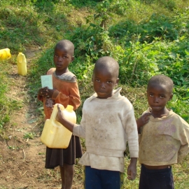 Des enfants manquant l'école pour aller chercher de l'eau