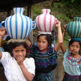 Petites filles allant chercher de l'eau à la source