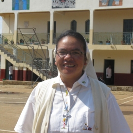 Sœur Goretti devant son lycée