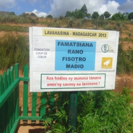 Plaque des ONG impliquées et du comité du village Lavahasina