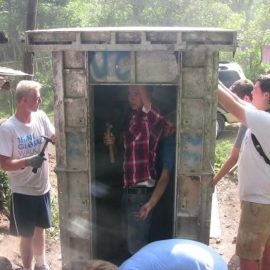 Construction d'une latrine en ciment avec un moule